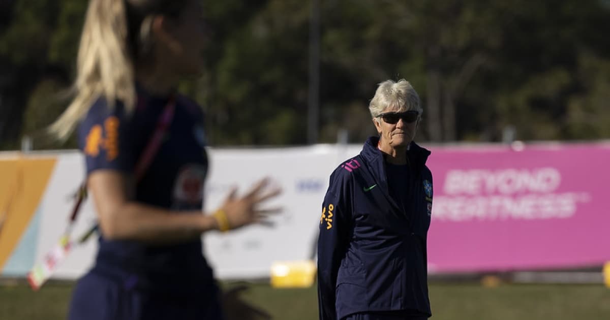 Pia Sundhage observa treino das jogadoras da seleção feminina em Brisbane