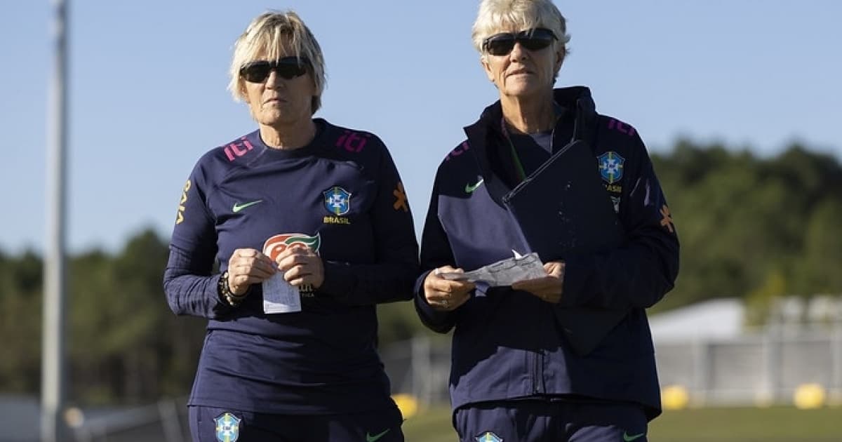 Pia Sundhage observa o treino da seleção brasileira feminina