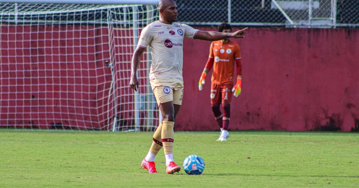 Vitor domina a bola durante jogo do Jacuipense no Barradão