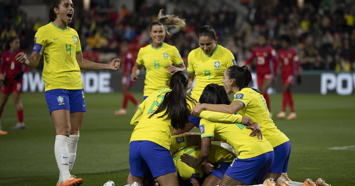 Jogadoras do Brasil comemoram gol sobre o Panamá