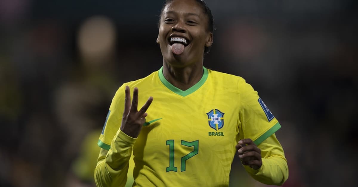 Ary Borges celebra os três gols marcados na estreia do Brasil na Copa Feminina
