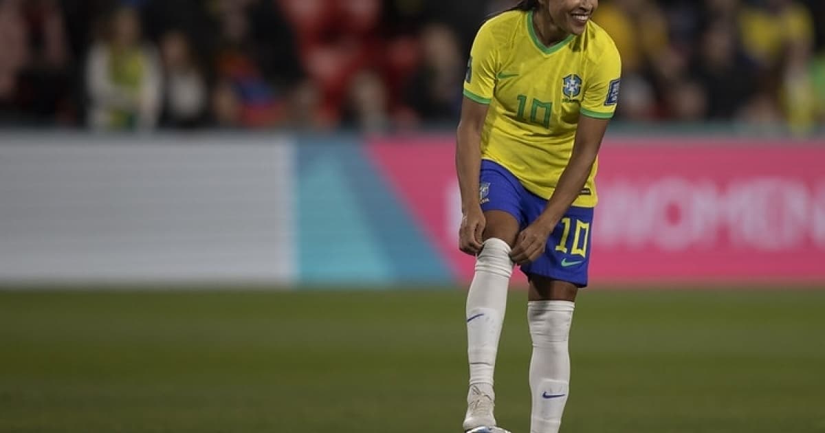 Marta ajeita o meião e sorri durante goleada do Brasil na estreia da Copa Feminina