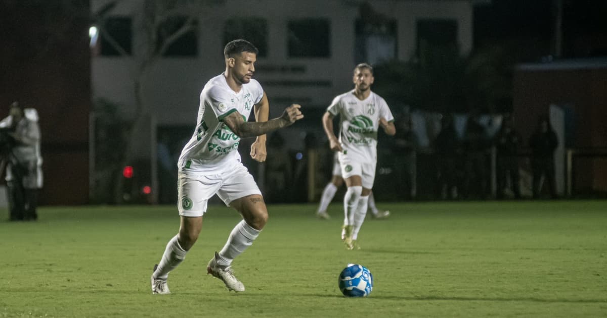 Bruno Leonardo domina a bola durante derrota da Chapecoense para o Vitória