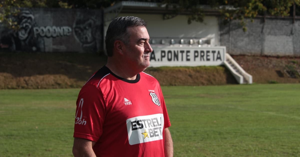 Pitado observa o campo no treino da Ponte Preta