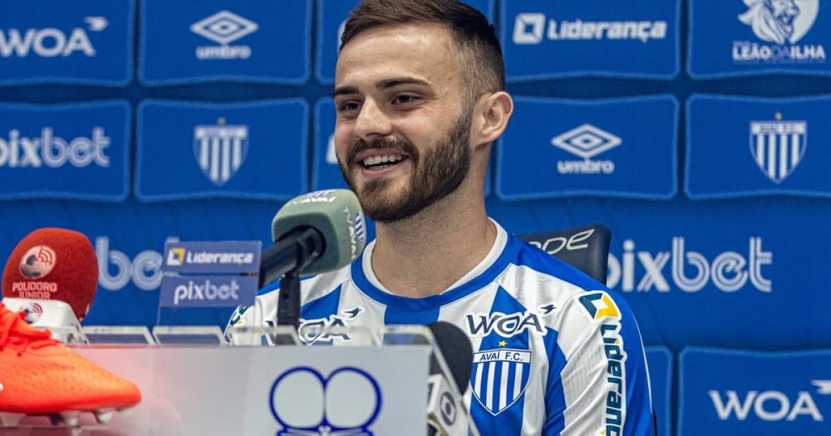 Após negociar com o Vitória, Gabriel Poveda acertou com o Avaí