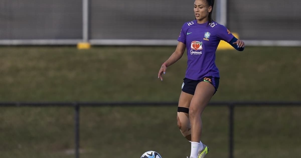 Kathellen participou do treino da seleção feminina com uma proteção na perna