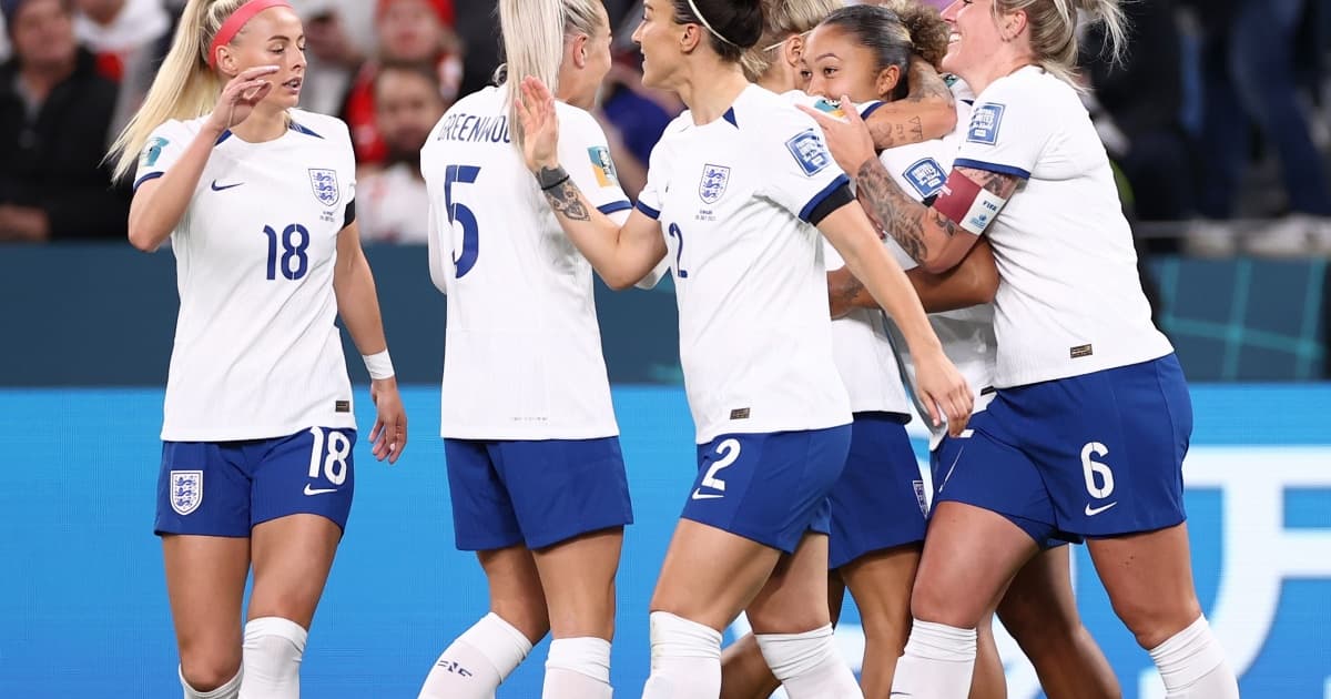 Jogadoras da Inglaterra comemoram gol sobre a Dinamarca na Copa do Mundo Feminina