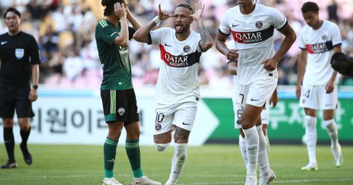 Neymar comemora gol na vitória do PSG sobre o Jeonbuk em jogo amistoso
