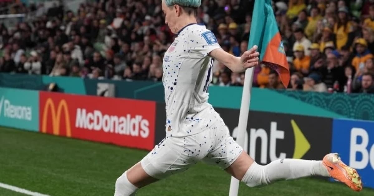 Rapinoe cobra o escanteio durante jogo dos EUA contra a Suécia