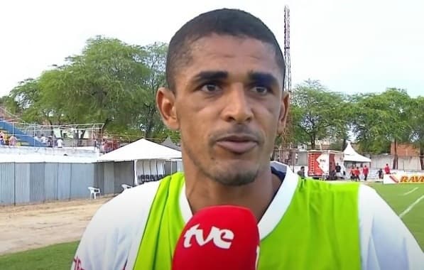 Atacante Deon, do Bahia de Feira, morre durante treinamento na Arena Cajueiro