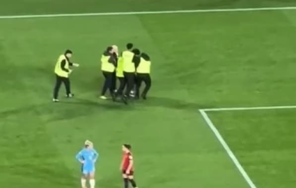 VÍDEO: Homem invade campo na final da Copa do Mundo Feminina e protesta contra guerra na Ucrânia