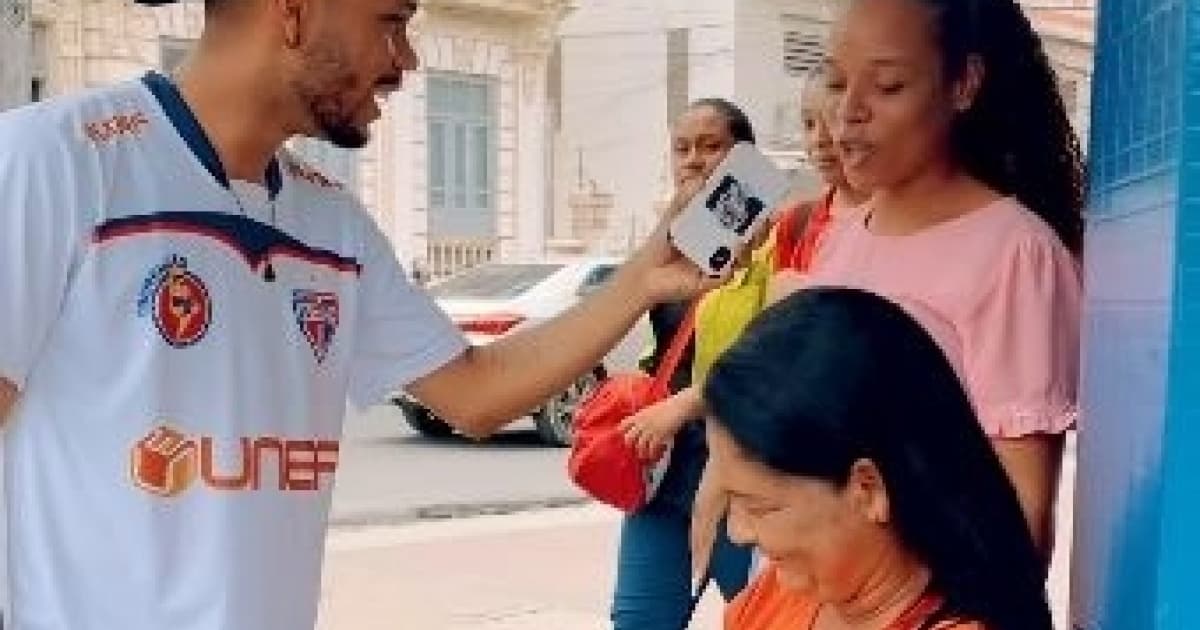 Bahia de Feira realiza ação distribuindo ingressos para partida decisiva contra o Athletic-MG