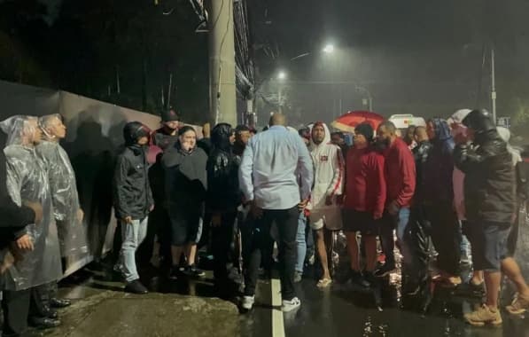 Torcedores do Flamengo fazem protesto na porta da festa de Gabigol