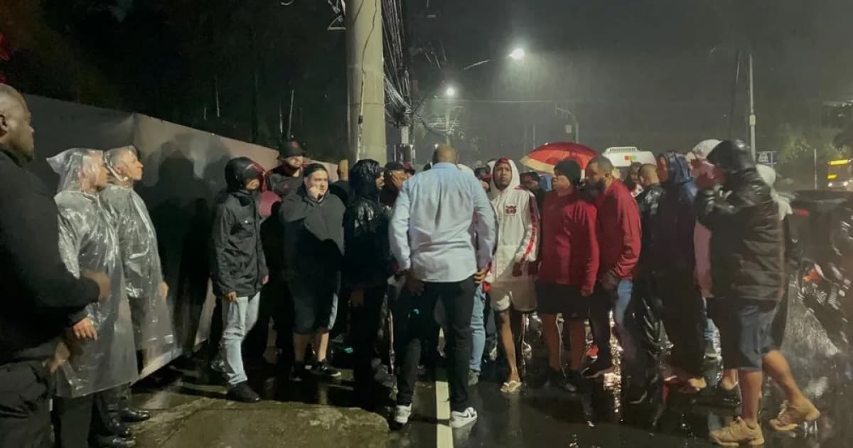 Torcedores do Flamengo fazem protesto na porta da festa de Gabigol