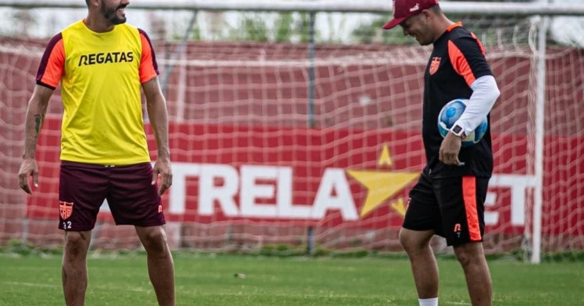 Anselmo Ramon volta a treinar e deve reforçar o CRB diante do Vitória
