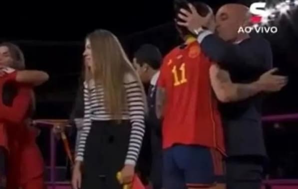 Após beijo sem consentimento em jogadora, Rubiales renuncia à presidência da Federação Espanhola