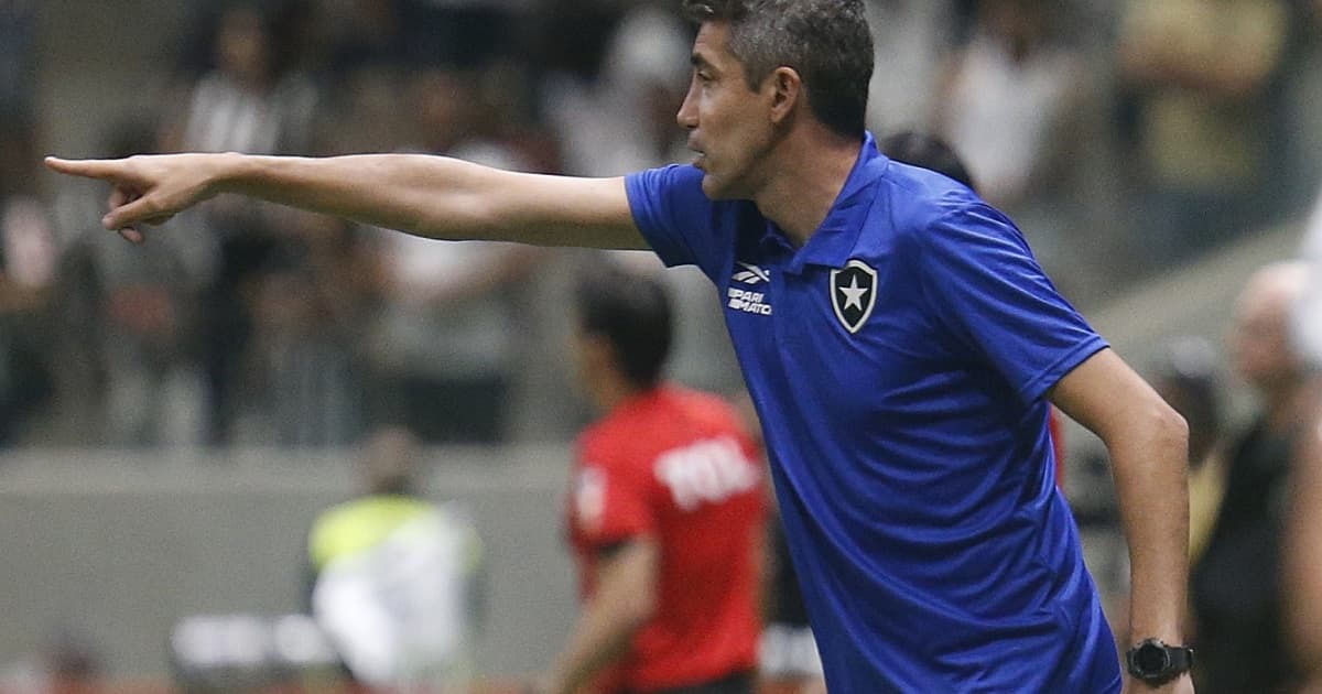 Técnico do Botafogo reclama de arbitragem após derrota: "Critério é diferente"