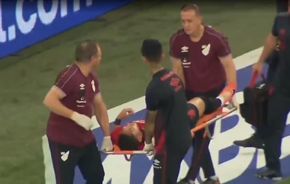 Vitor Roque rompe ligamentos do joelho e deve desfalcar Athletico-PR até final de 2023 