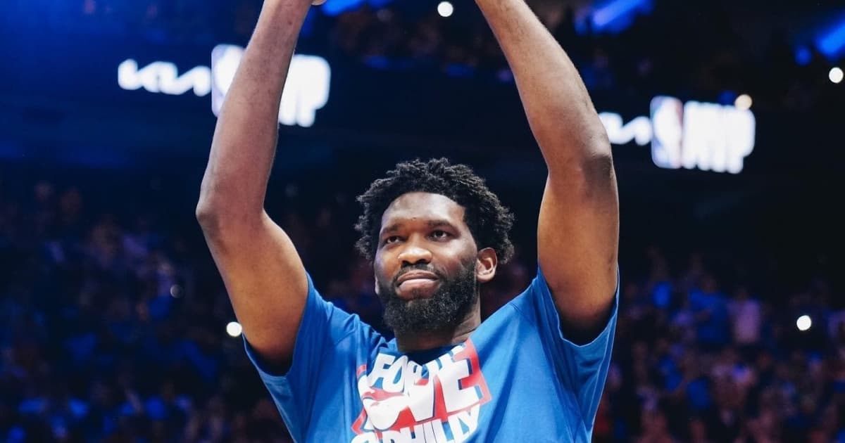 Joel Embiid foi eleito o melhor jogador da última temporada da NBA