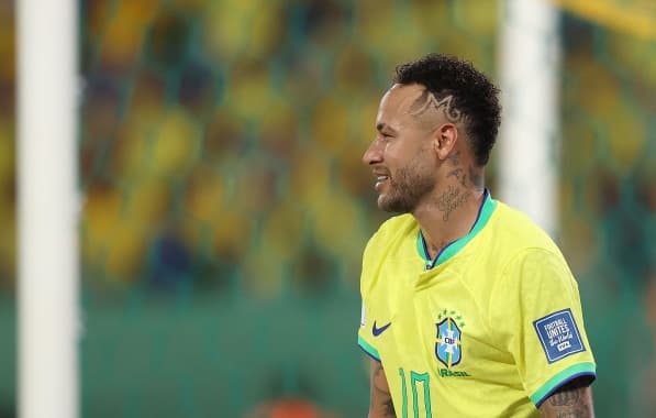 Após torcedor o atingir com saco de pipoca, Neymar reclama: "Não venho aqui de férias"