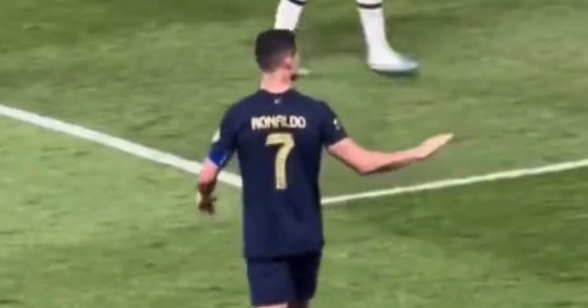 VÍDEO: Cristiano Ronaldo reage a gritos de Messi e pede substituição de árbitro