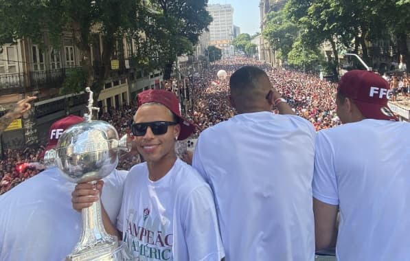 VÍDEO: Torcida do Fluminense lota o centro do Rio para comemorar título da Libertadores