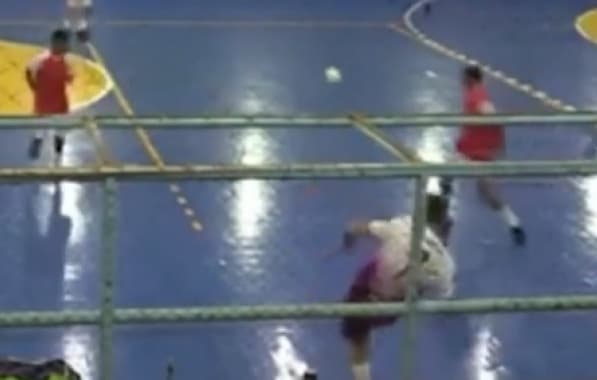 VÍDEO: Jogador de 18 anos passa mal e morre durante jogo de futsal amador