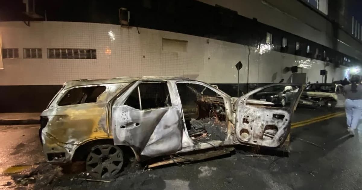 Após rebaixamento do Santos, carro do atacante Mendoza é incendiado no entorno da Vila Belmiro