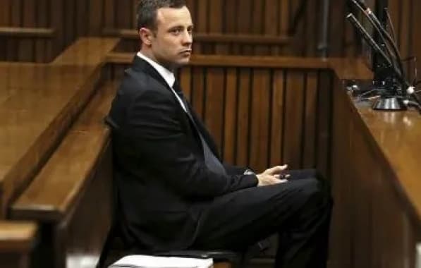 Condenado por matar namorada, Oscar Pistorius deixa prisão em liberdade condicional