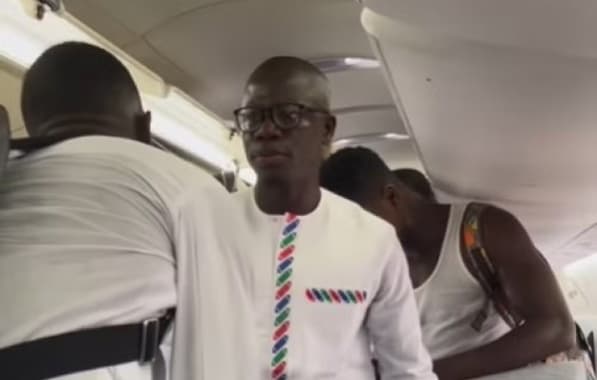 Avião da seleção de Gâmbia faz pouso de emergência por falta de oxigênio
