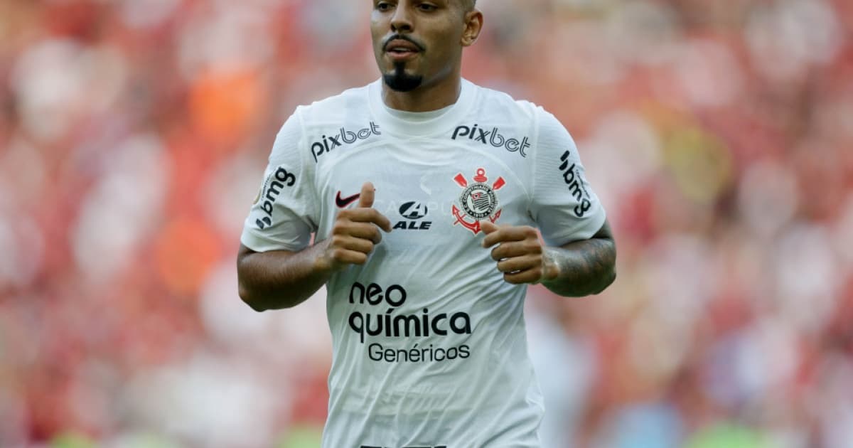 Sem espaço na posição de origem, Matheus Bidu treina como meia no Corinthians