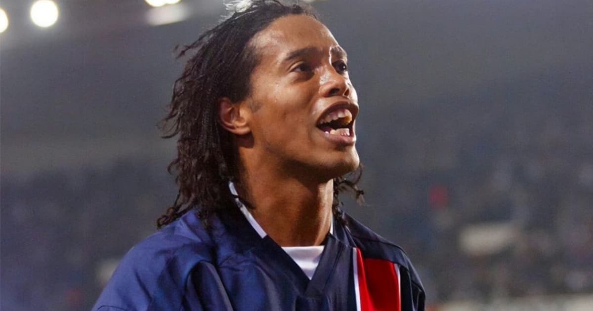 Ex-zagueiro, Rio Ferdinand revela que Ronaldinho quase jogou no Manchester United: “Estivemos perto de contratar”
