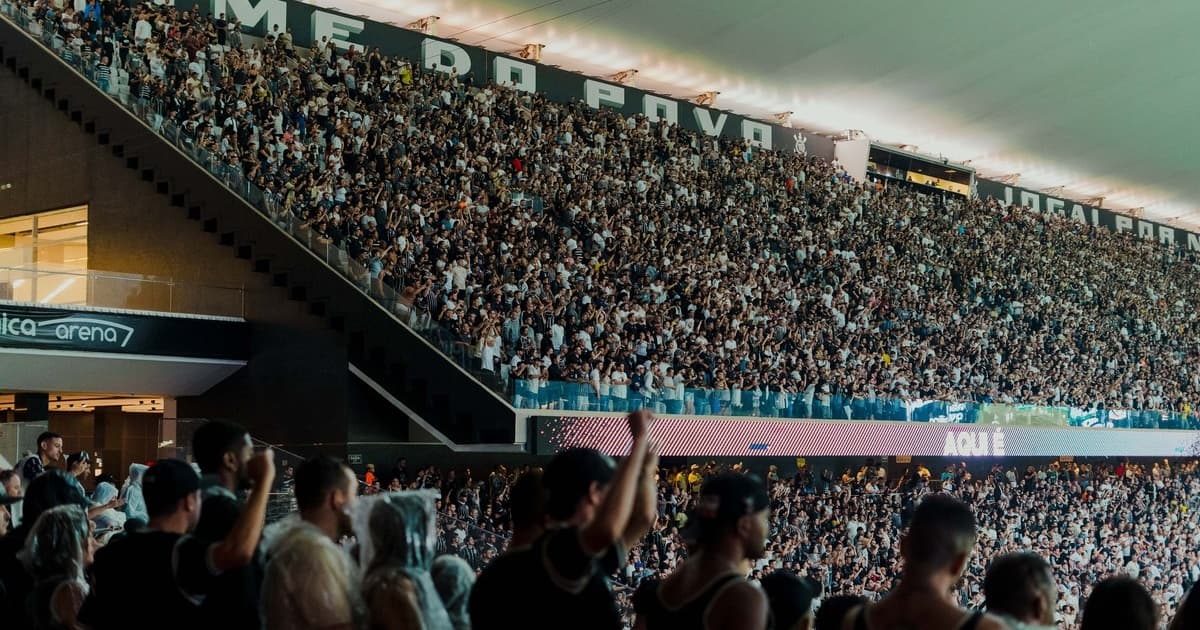 Torcedores do Corinthians protestam após derrota no clássico para o São Paulo: "Joga por amor ou terror"