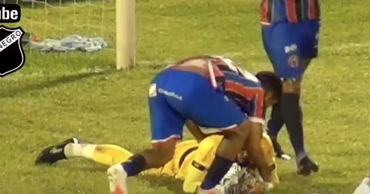 VÍDEO: Jogador do Maranhão comete pênalti bizarro ao comemorar defesa do goleiro