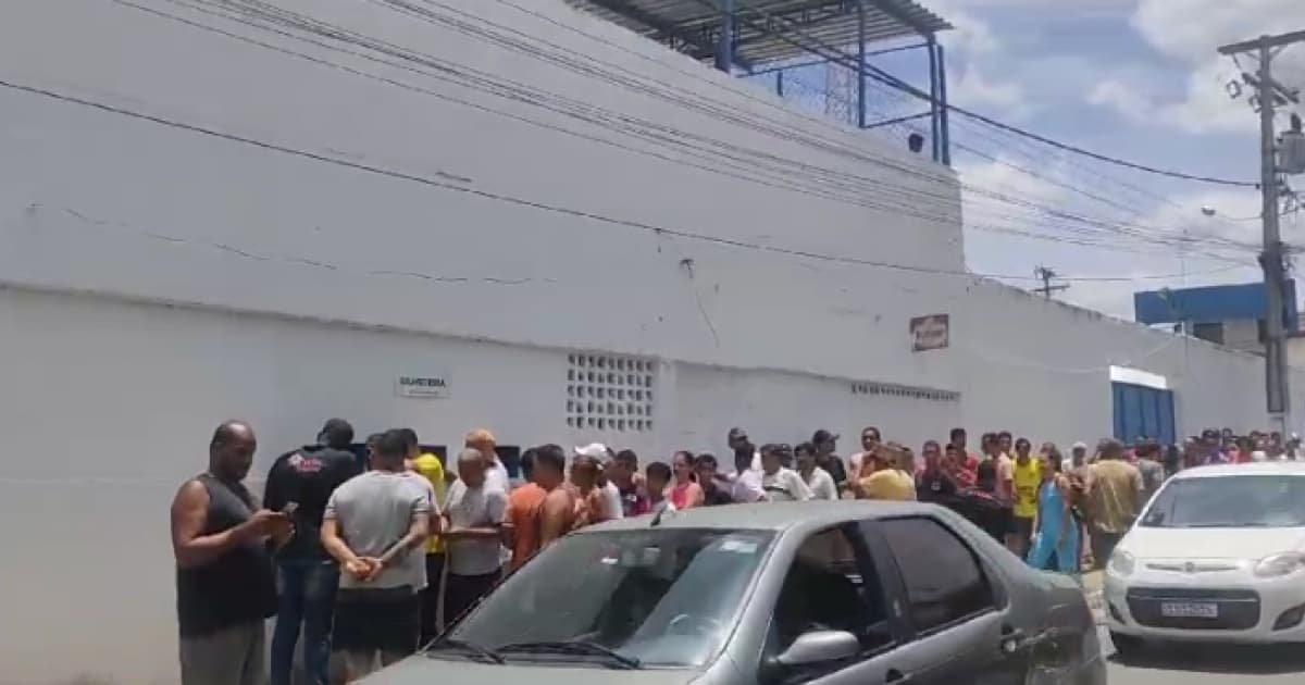 VÍDEO: Busca por ingressos para jogo entre Vitória e Jacobina gera fila e confusão