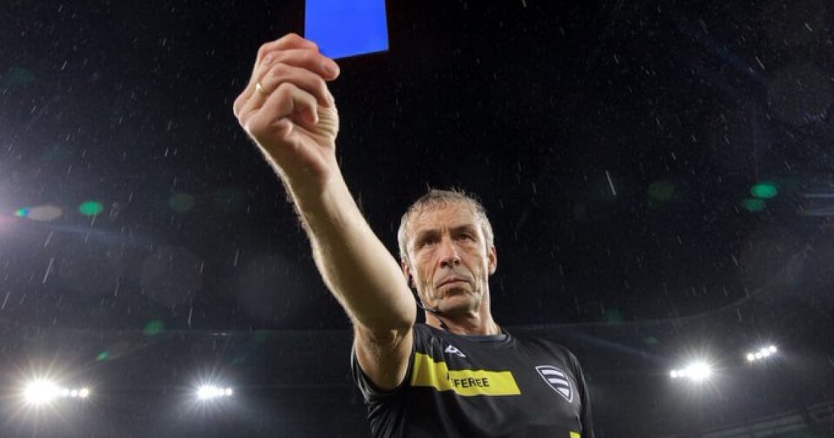 Cartão azul será testado no futebol para suspensão temporária, diz jornal