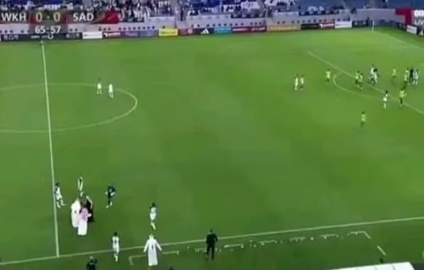VÍDEO: Sheik dono de clube invade campo para reclamar de pênalti marcado, no Catar