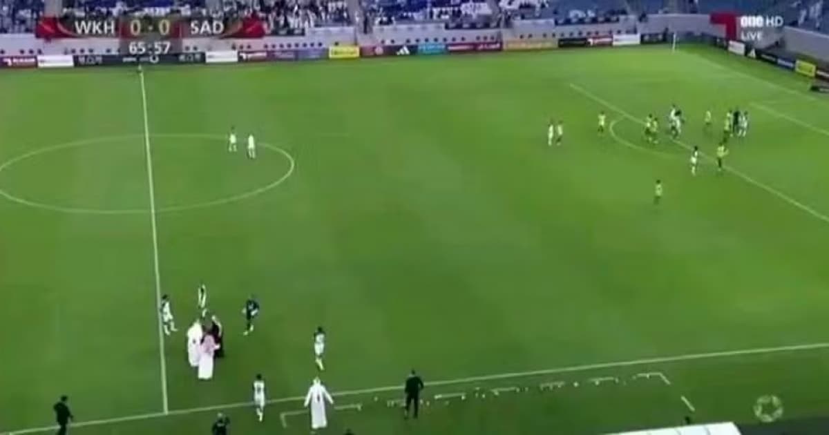 VÍDEO: Sheik dono de clube invade campo para reclamar de pênalti marcado, no Catar