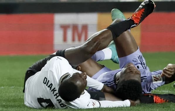 Após grave lesão contra o Real Madrid, zagueiro do Valencia corre risco de se aposentar precocemente