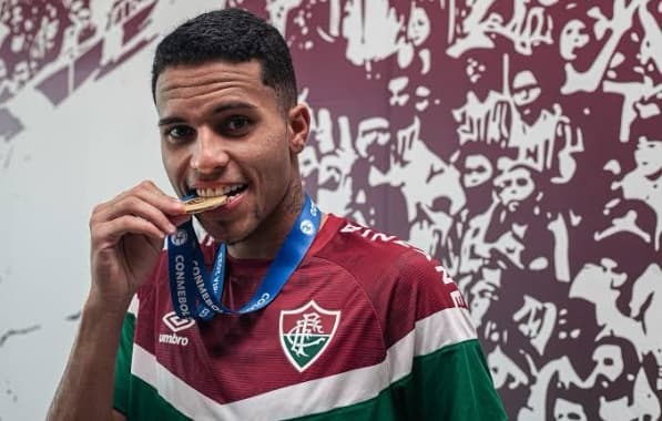 Fluminense acerta renovação de contrato com Alexander