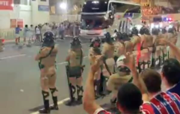 Com segurança reforçada pela PM, ônibus do Vitória é vaiado pela torcida do Bahia em chegada na Arena Fonte Nova