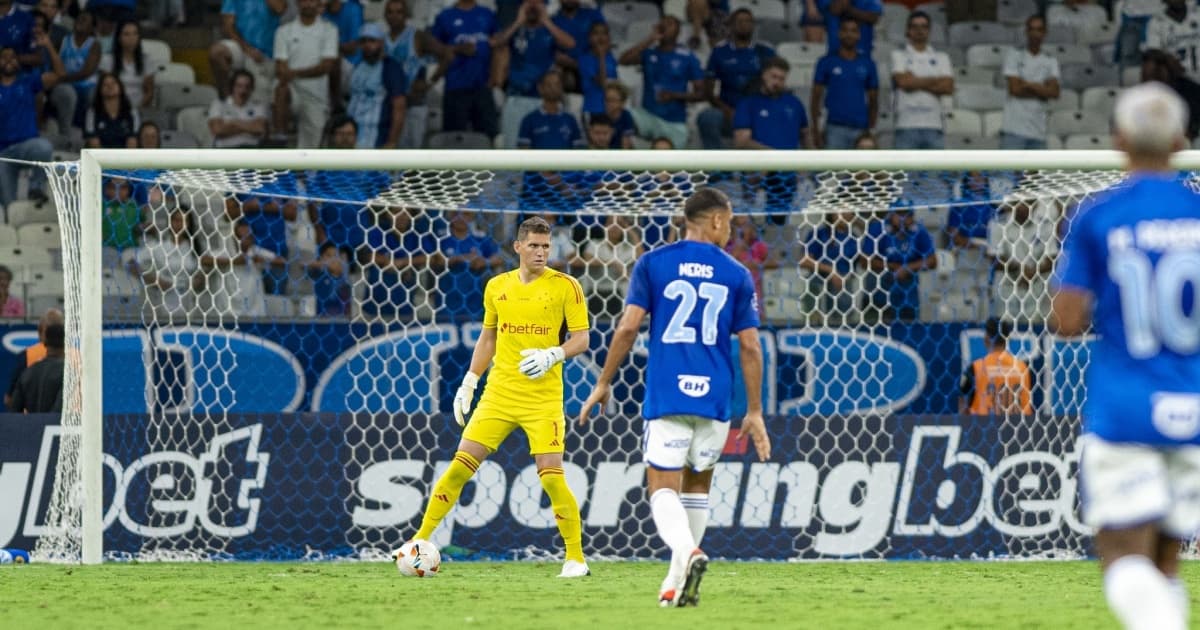 Torcida do Cruzeiro xinga goleiro e chama time de pipoqueiro após sofrer empate vencendo por 3 a 0