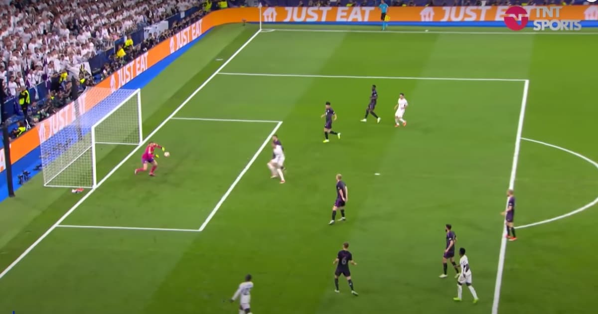 Neuer culpa a grama do Bernabéu em falha no gol de empate do Real Madrid