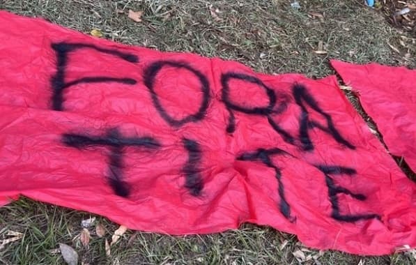 Torcedores do Flamengo protestam no Ninho do Urubu: "Fora Landim e Tite"