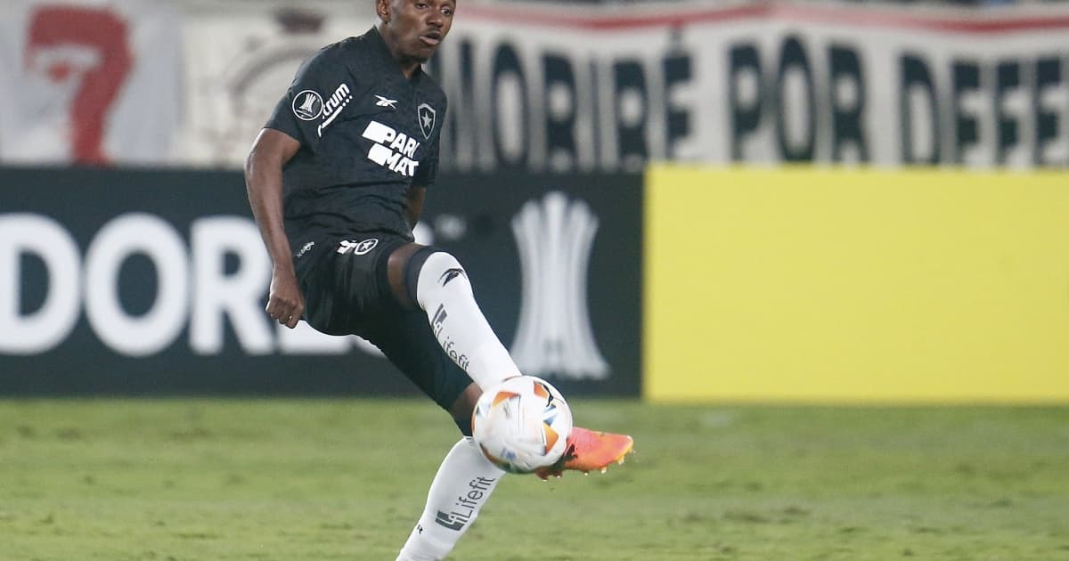 Jefinho aparece de muletas no desembarque do Botafogo no Rio de Janeiro após classificação na Libertadores