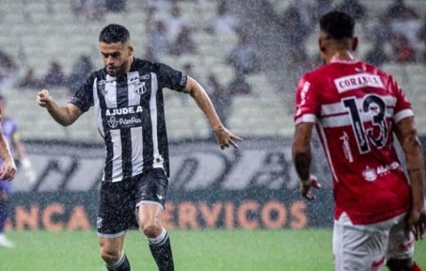 Próximo adversário do Bahia, lateral do CRB sente a coxa e deixa jogo no 1º tempo