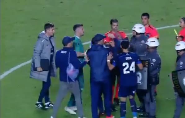 Jogadores do Talleres são detidos pela polícia após fim de jogo contra o São Paulo na Copa Libertadores
