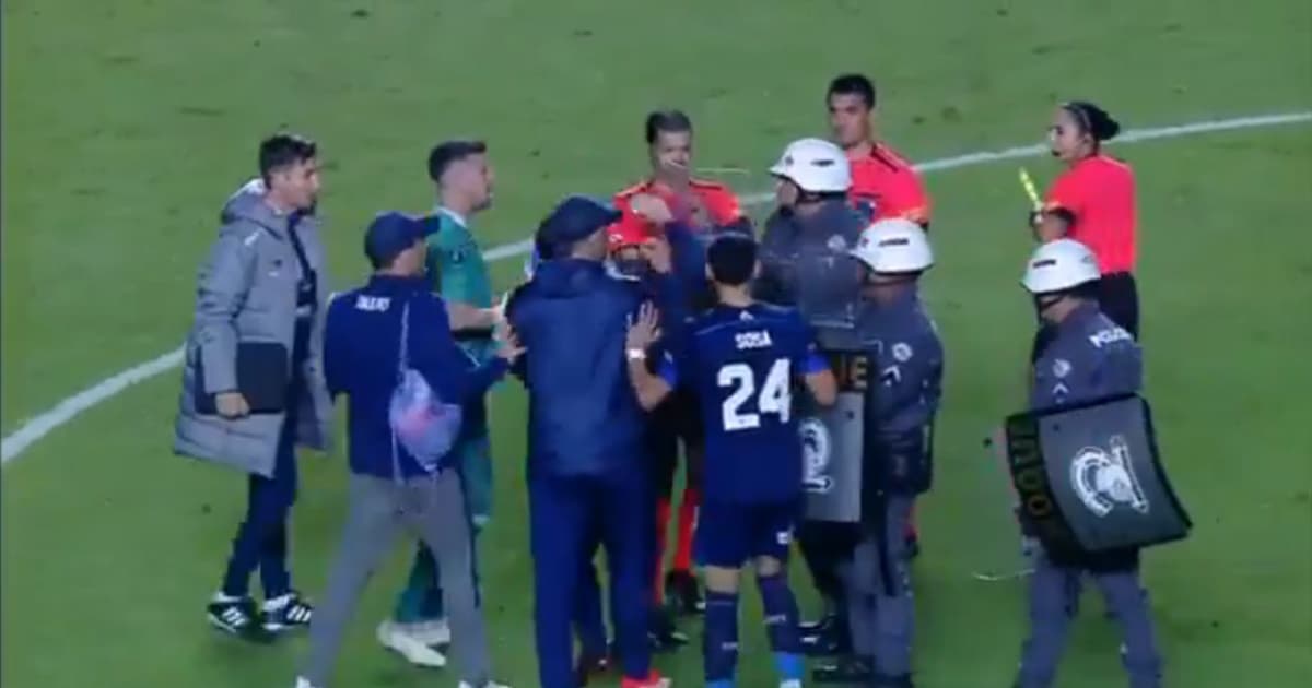 Jogadores do Talleres são detidos pela polícia após fim de jogo contra o São Paulo na Copa Libertadores