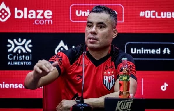 Jair Ventura lamenta ausência de artilheiro do Atlético-GO no duelo contra o Vitória em Salvador
