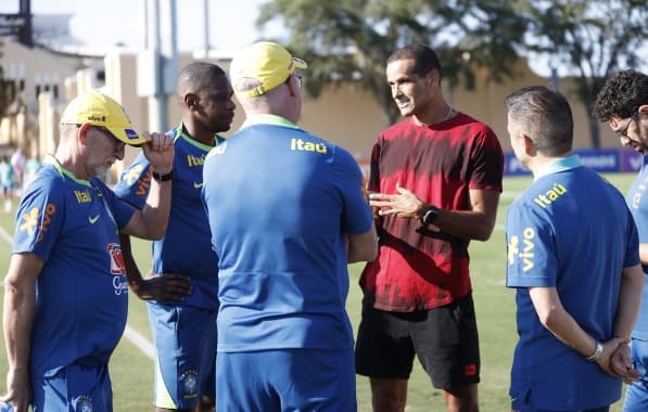 Rivaldo visita Seleção Brasileira durante preparação em Orlando e deixa conselho
